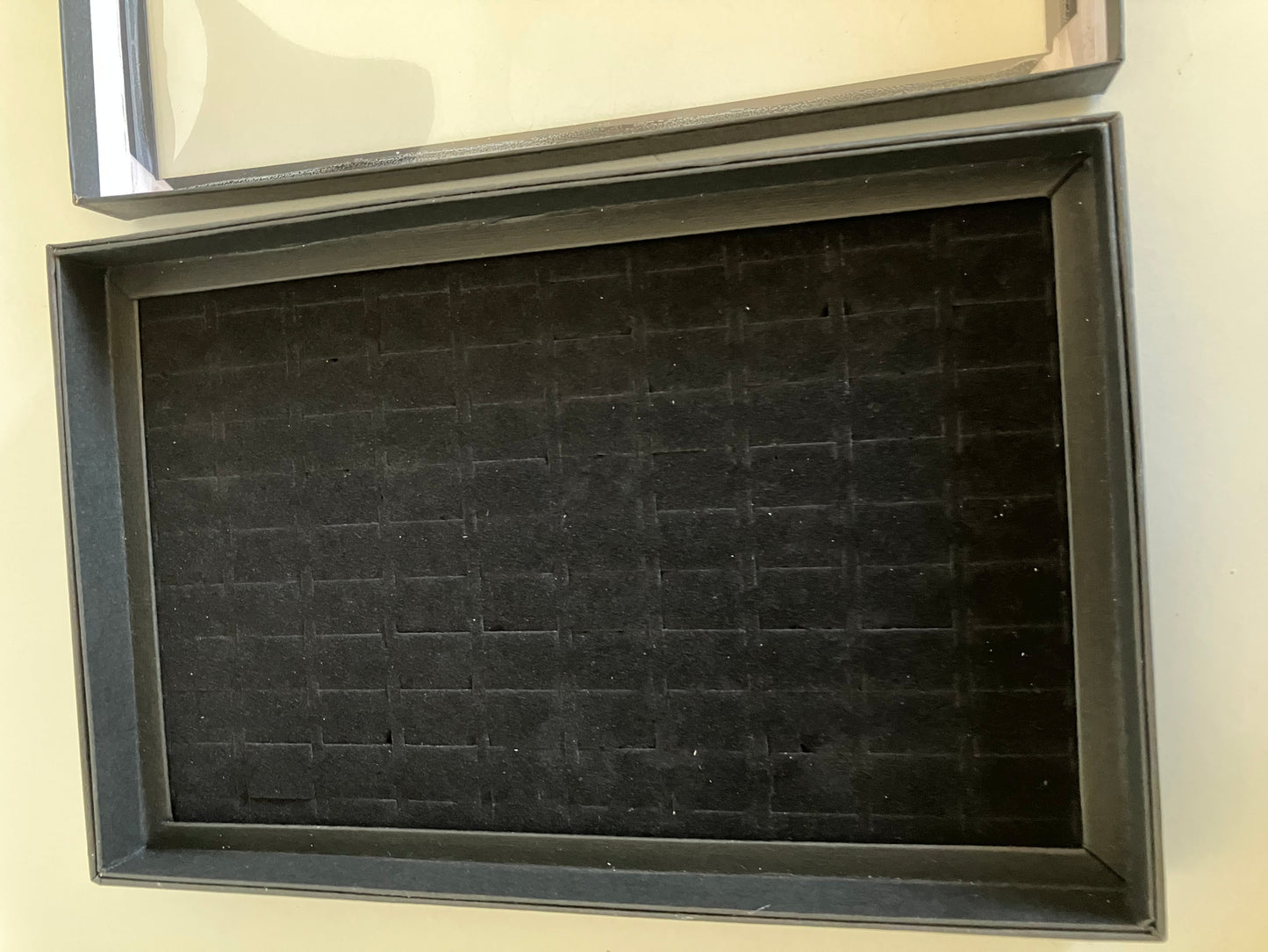 Display case D102