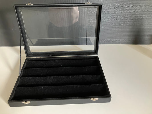 Display case with clips D101